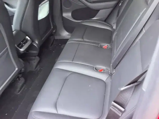 Tesla Model Y — Фото автомобиля 11