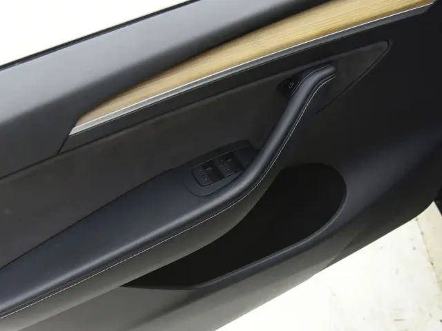 Tesla Model Y — Фото автомобиля 8