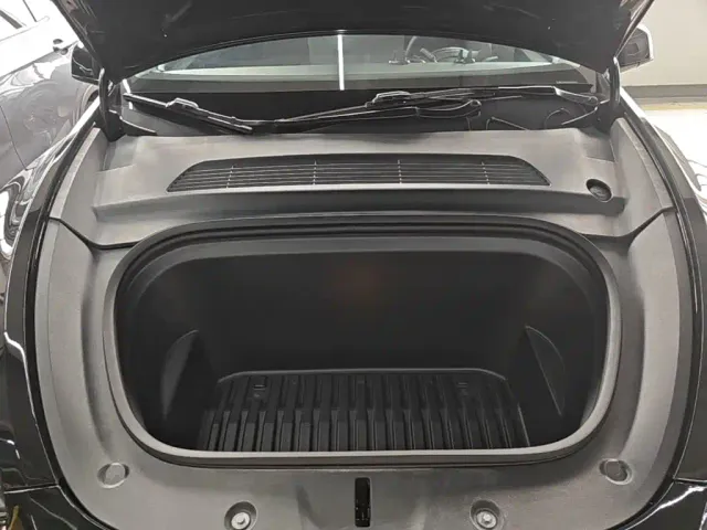 Tesla Model Y — Фото автомобиля 19