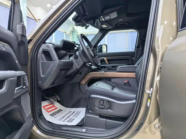 Land Rover Defender — Фото автомобиля 12