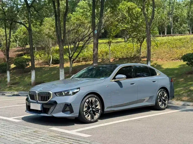 Фотография автомобиля — BMW 5 Series