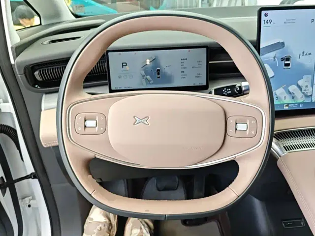 Xpeng X9 — Фото автомобиля 10