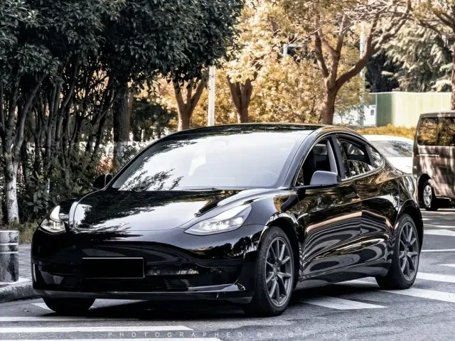 Фотография автомобиля — Tesla Model 3