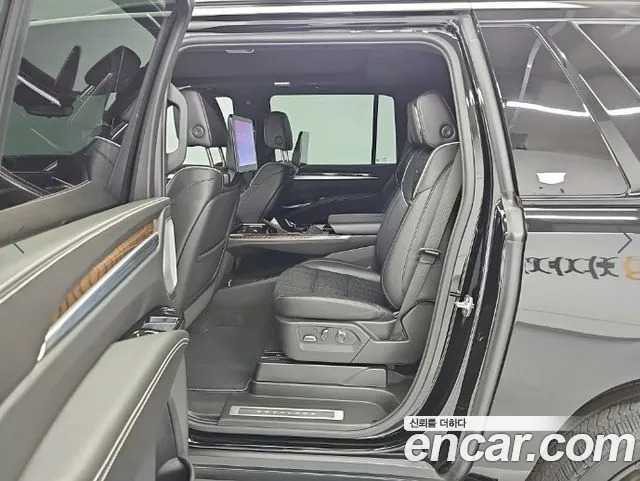 Cadillac Escalade — Фото автомобиля 12