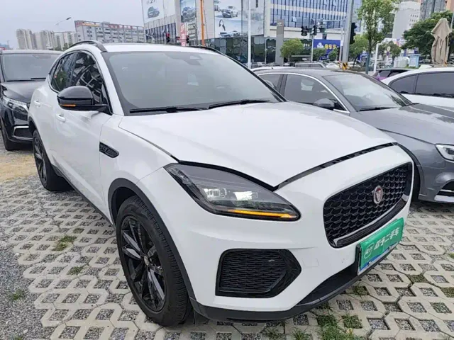 Jaguar E-PACE — Фото автомобиля 3