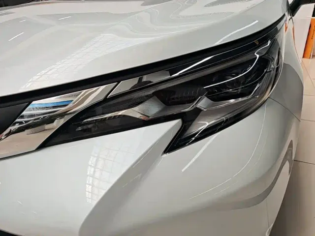 Toyota Sienna — Фото автомобиля 23
