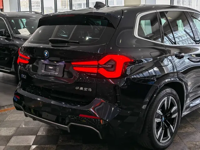 BMW iX3 — Фото автомобиля 12