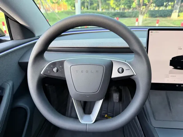 Tesla Model 3 — Фото автомобиля 9