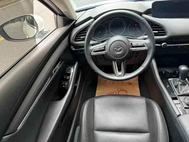 Mazda Axela — Фото автомобиля 12