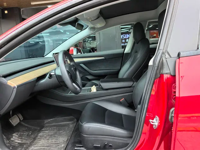 Tesla Model 3 — Фото автомобиля 10