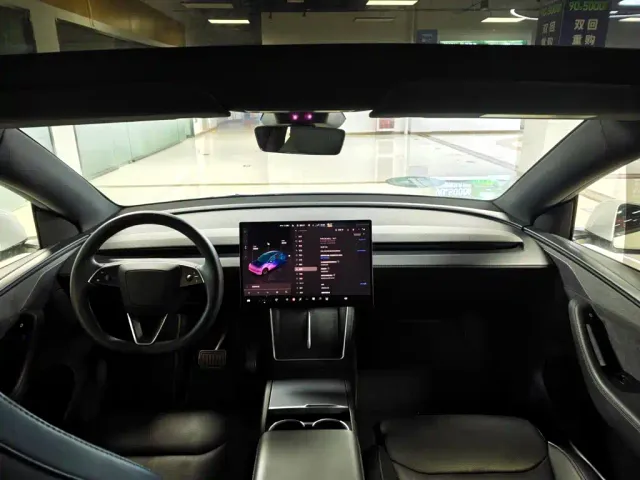 Tesla Model Y L — Фото автомобиля 11