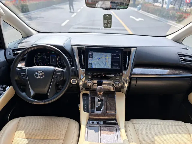 Toyota Alphard — Фото автомобиля 16