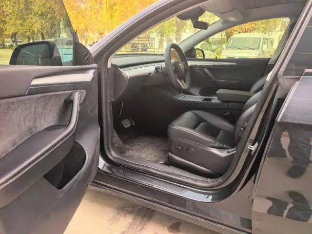 Tesla Model Y — Фото автомобиля 4