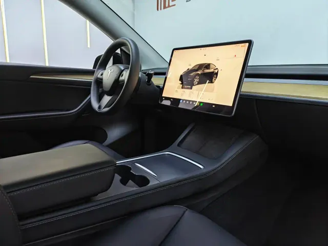 Tesla Model Y — Фото автомобиля 9
