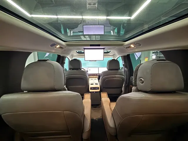 Li Auto MEGA — Фото автомобиля 17