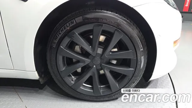 Tesla Model 3 — Фото автомобиля 21