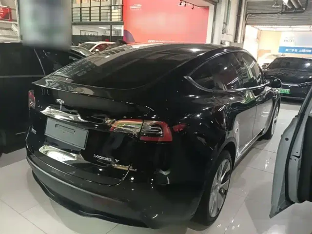 Tesla Model Y — Фото автомобиля 6