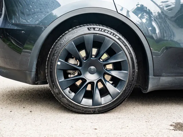 Tesla Model Y — Фото автомобиля 17