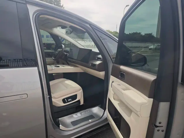 Li Auto MEGA — Фото автомобиля 8