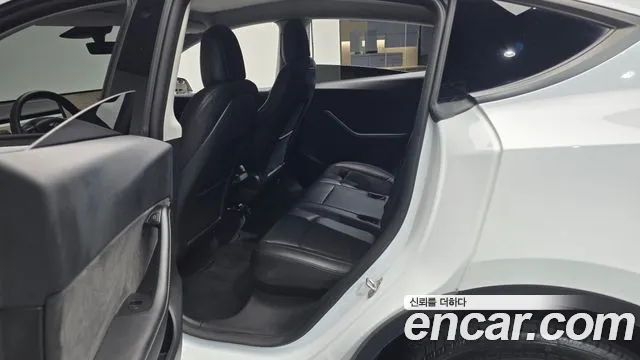 Tesla Model Y — Фото автомобиля 17