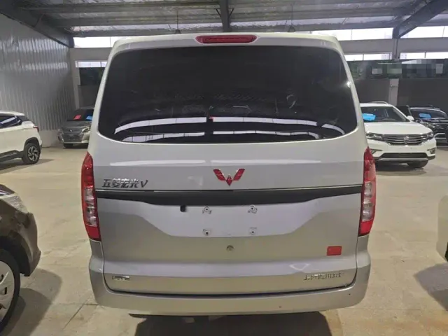 Wuling Hongguang V — Фото автомобиля 5