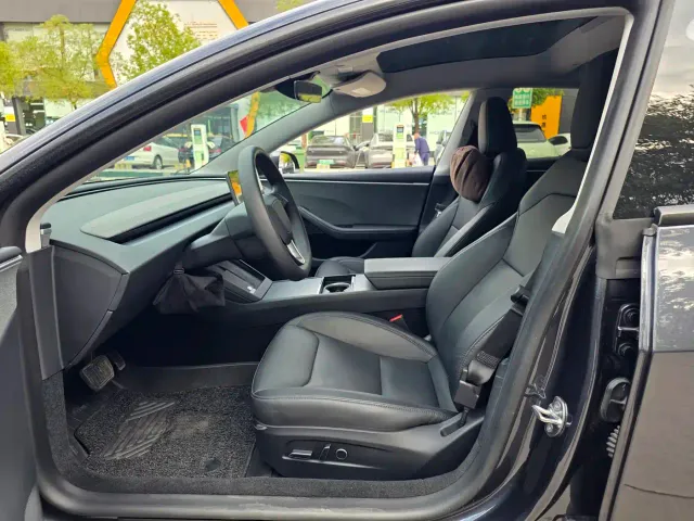 Tesla Model 3 — Фото автомобиля 8