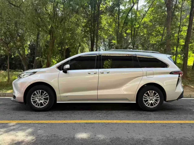 Toyota Sienna — Фото автомобиля 3