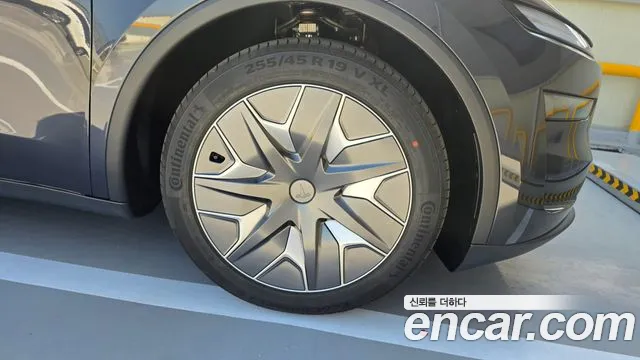 Tesla Model Y — Фото автомобиля 7