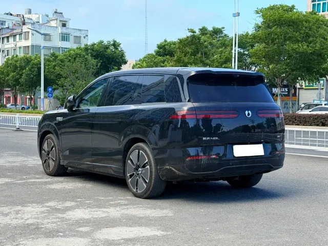 Denza N8L — Фото автомобиля 4