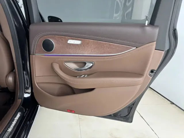Mercedes-Benz E-Class — Фото автомобиля 23