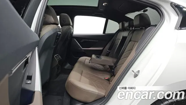 BMW 5 Series G60 — Фото автомобиля 11