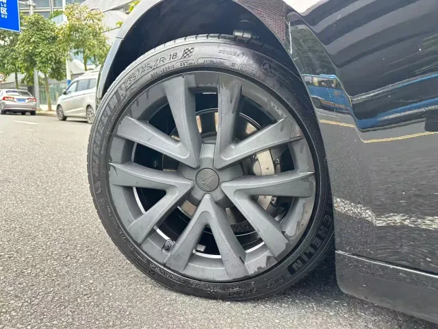 Tesla Model 3 — Фото автомобиля 20
