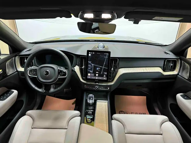 Volvo XC60 — Фото автомобиля 8