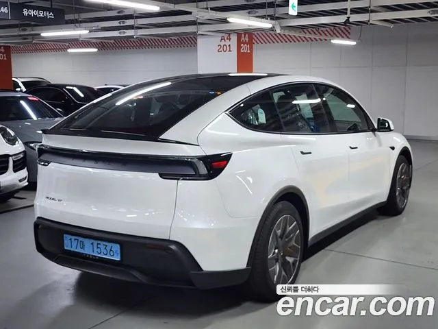 Tesla Model Y — Фото автомобиля 5