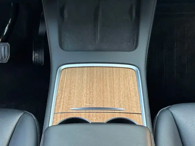Tesla Model Y — Фото автомобиля 12