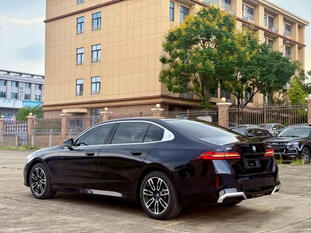 BMW 5 Series — Фото автомобиля 9