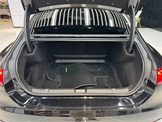 Mercedes-Benz EQE AMG — Фото автомобиля 9