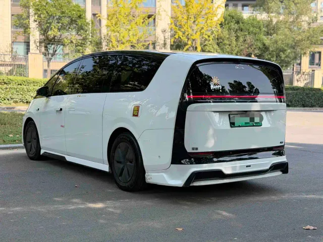 Li Auto MEGA — Фото автомобиля 10