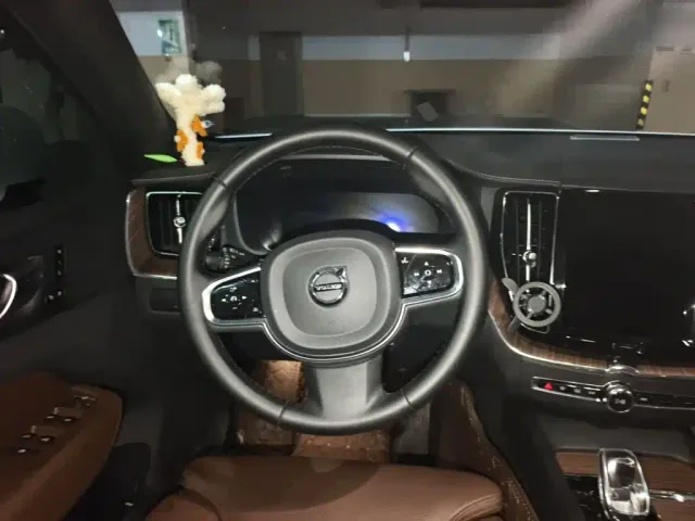 Volvo XC60 — Фото автомобиля 6