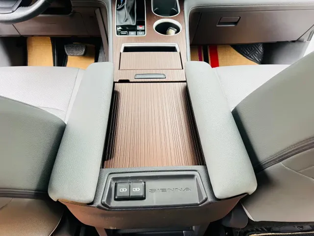 Toyota Sienna — Фото автомобиля 16