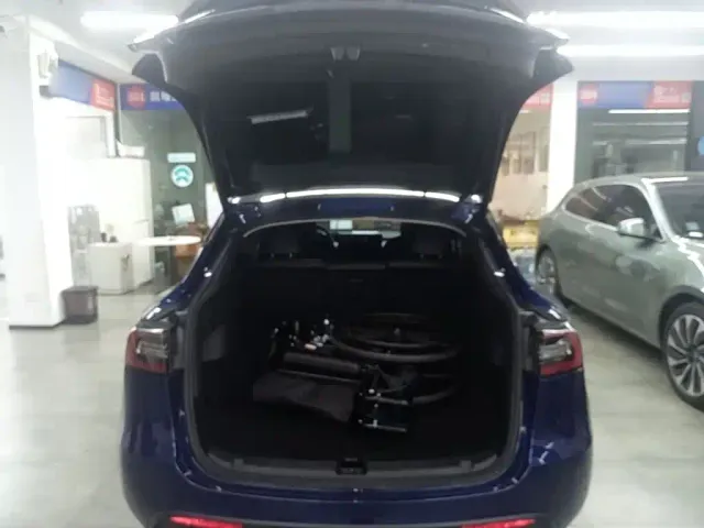 Tesla Model Y — Фото автомобиля 17