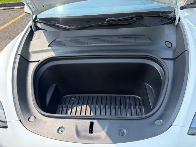 Tesla Model Y — Фото автомобиля 17