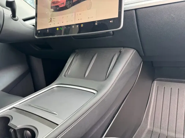 Tesla Model Y — Фото автомобиля 18