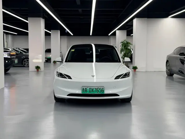 Tesla Model 3 — Фото автомобиля 2