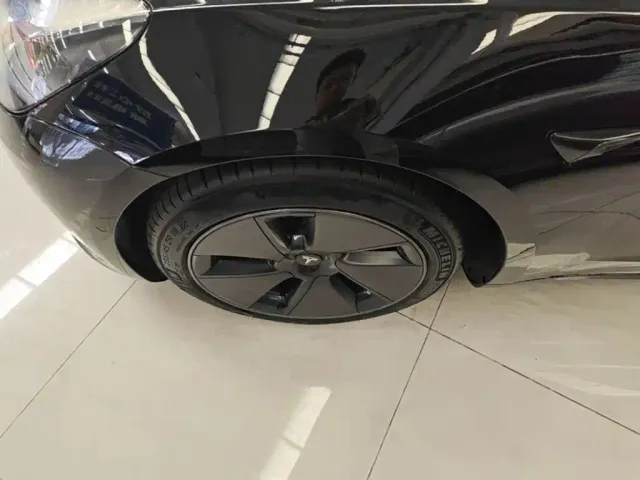 Tesla Model 3 — Фото автомобиля 22