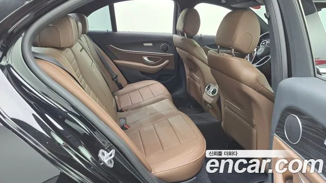 Mercedes-Benz E-Class — Фото автомобиля 19