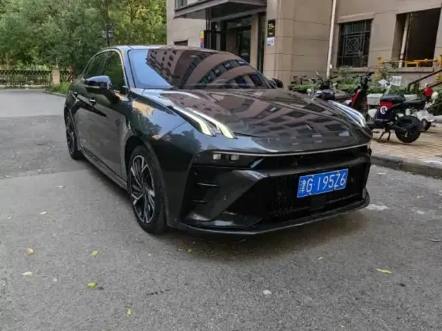 Lynk & Co 03 — Фото автомобиля 3
