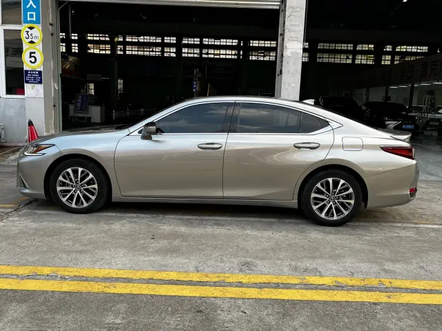 Lexus ES — Фото автомобиля 11