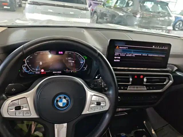 BMW iX3 — Фото автомобиля 9