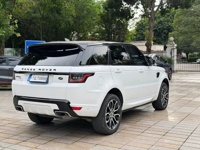 Land Rover Range Rover Sport 2022 3.0 L6 Gloss Black Edition — Фото автомобиля 4